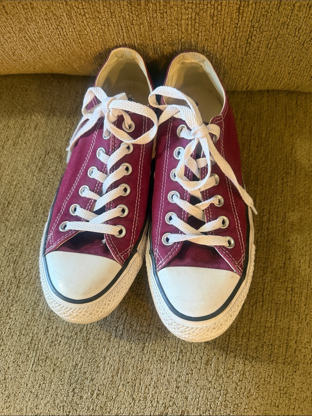 Women's Low-Top Converse Canvas Sneakers in Burgundy